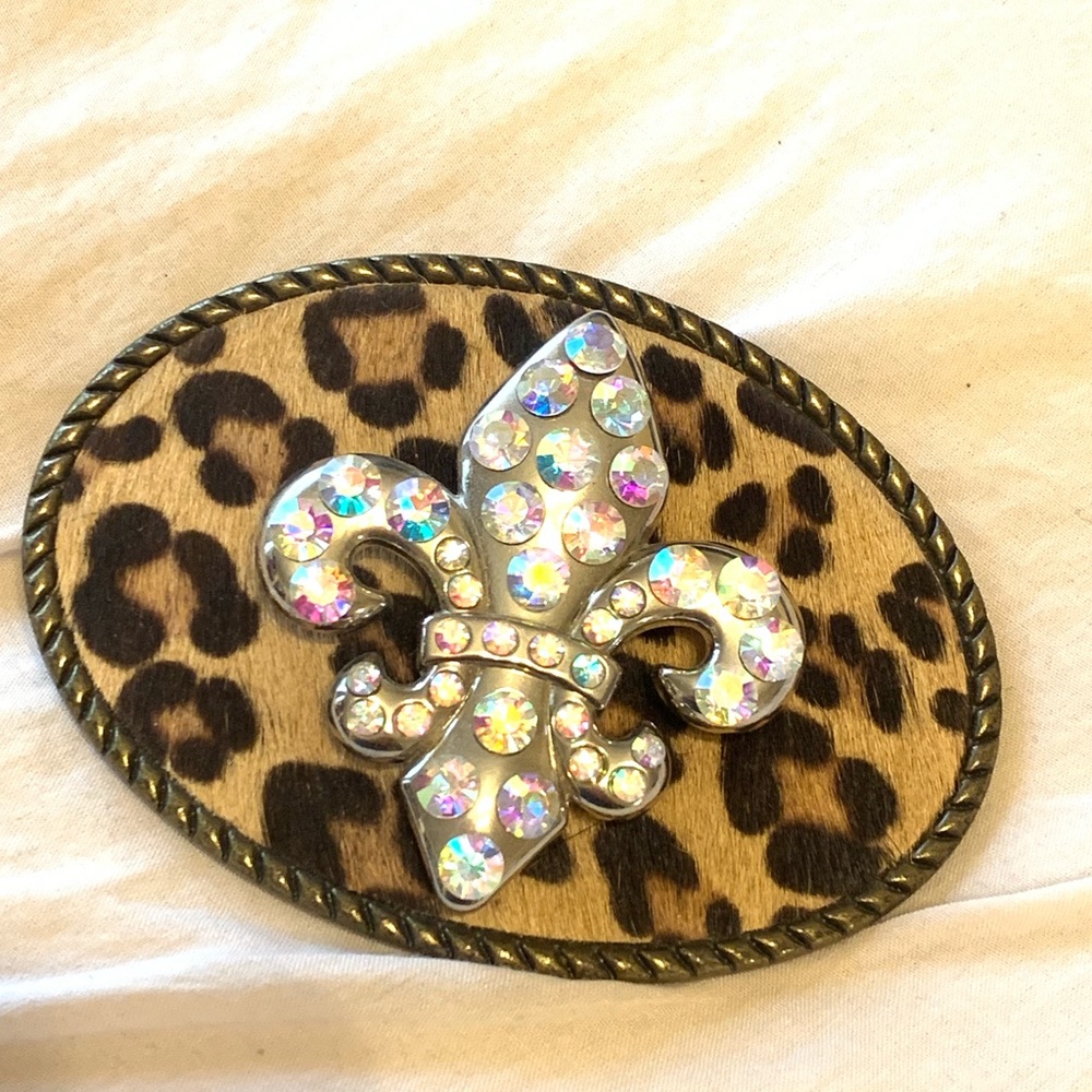 • Cowhide Swarovski fleur de lis cowgirl buckle